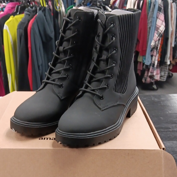 Amazon Essentials Black Women's Combat Boots - Picture 1 of 3